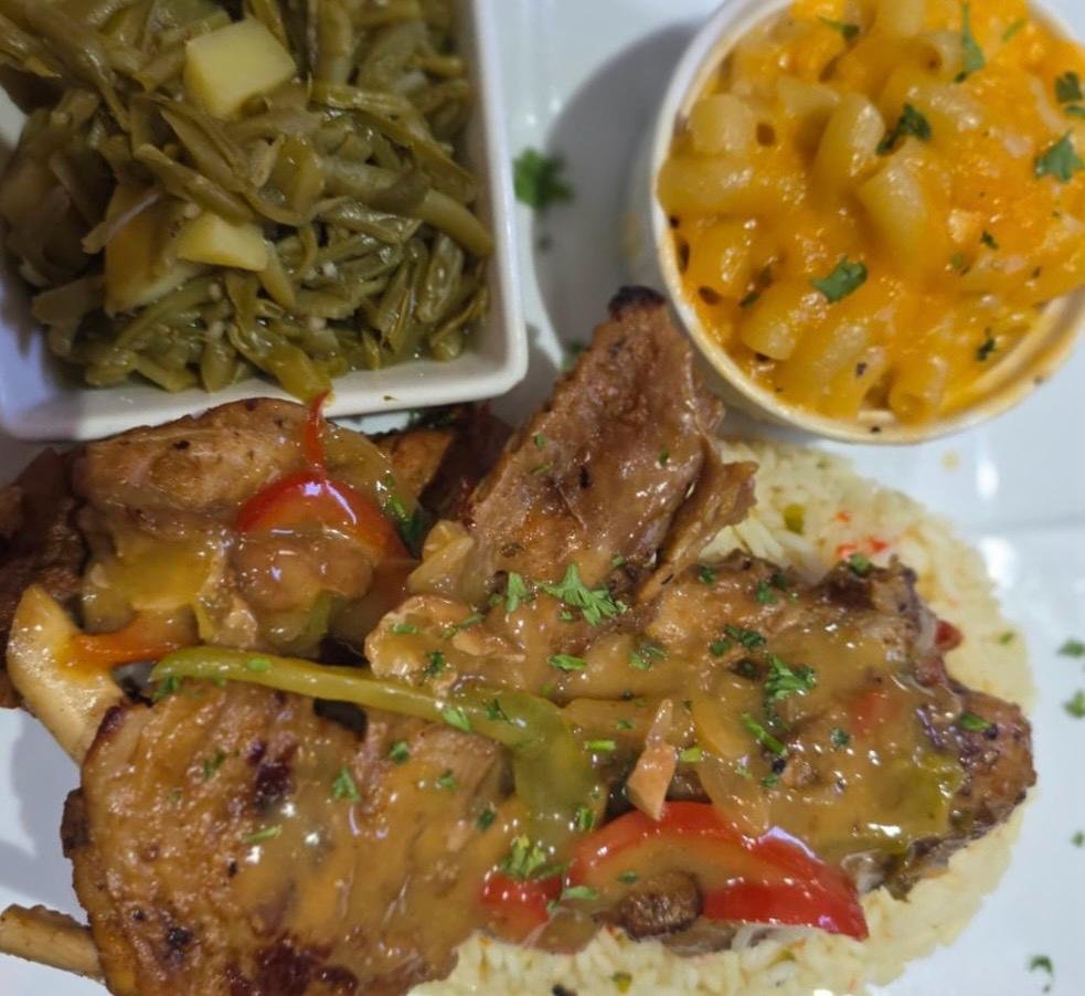 Smothered turkey wings plate